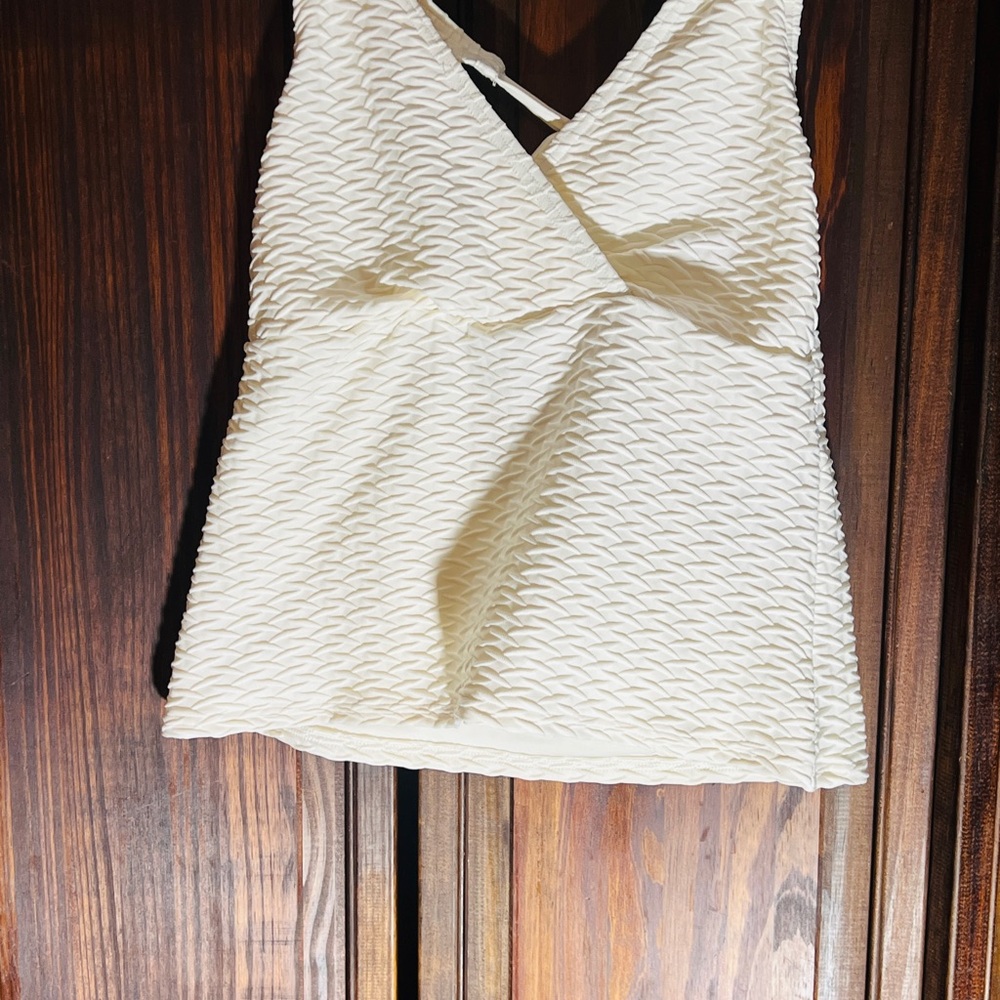 Lands’ end Cream Textured bathing suit top 
NWT small‎